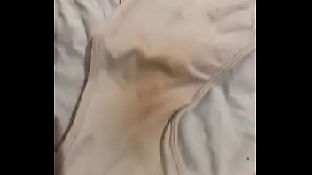 Oliendo las bragas usadas