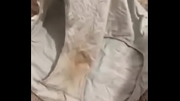 Oliendo las bragas usadas