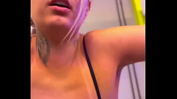 Antes de ir pra academia louca d tesão pro meu marido me comer ele nada fiquei com um tesão insuportável na academia chega escorreu nas pernas a porra