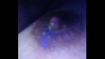 Chupando o peitinho da novinha