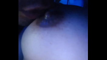 Chupando o peitinho da novinha