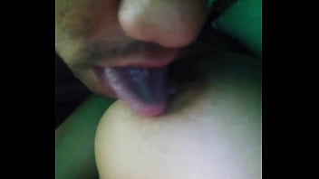 Chupando o peitinho da novinha