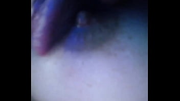 Chupando o peitinho da novinha