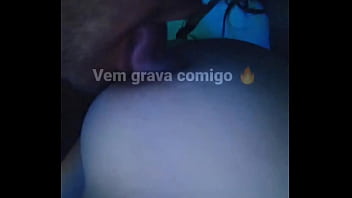Chupando o peitinho da novinha