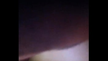 Chupando o peitinho da novinha