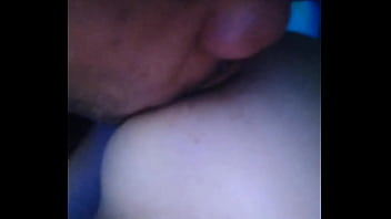 Chupando o peitinho da novinha