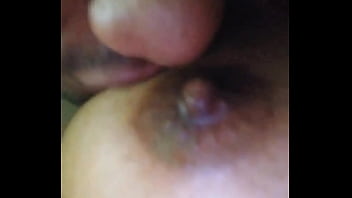 Chupando o peitinho da novinha