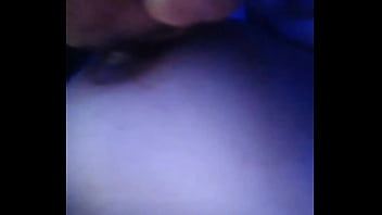 Chupando o peitinho da novinha