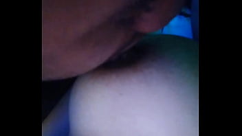 Chupando o peitinho da novinha