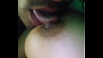 Chupando o peitinho da novinha