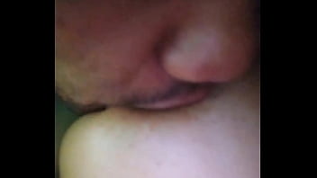 Chupando o peitinho da novinha