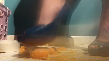 Sexy Girl With Lovely Feet Tramples Sploshes Her Cookies thumbnail