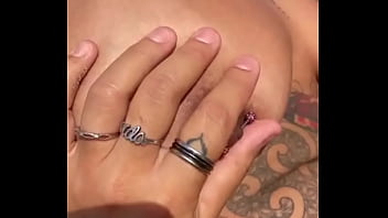 Amigas procuravam um pau para sentar enquanto cornos bebiam sem dar atenção dei o que elas tanto queriam uma grande rola pt 1