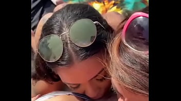 Amigas procuravam um pau para sentar enquanto cornos bebiam sem dar atenção dei o que elas tanto queriam uma grande rola pt 1