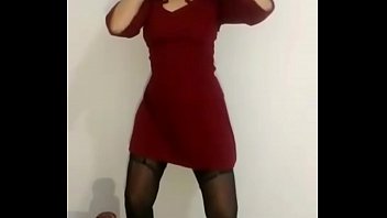 Tirando a roupa no ritmo da música