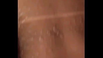 Banho de espuma e porra na bucetinha da morena