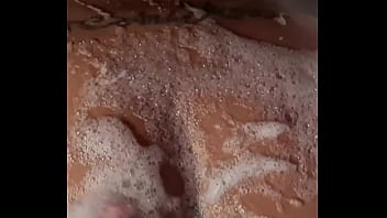 Banho de espuma e porra na bucetinha da morena