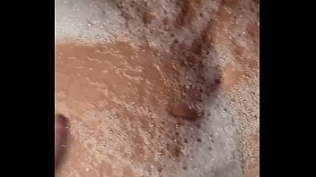 Banho de espuma e porra na bucetinha da morena