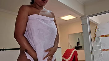 Una puta en el motel complaciendo al cliente con lo que el desea