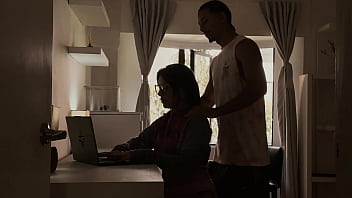 Modelo porno follada en la oficina de su casa por su compañero de apartamento mucho mas pequeño que ella