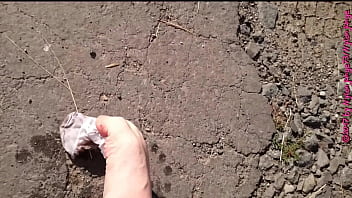 Weiße socken in der pfütze