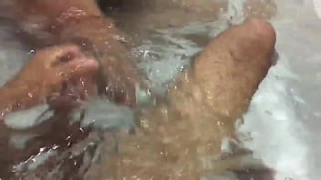 Me comeu dentro da banheira fiquei de quatro para o novinho meter a rola