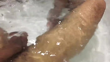 Me comeu dentro da banheira fiquei de quatro para o novinho meter a rola