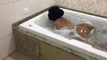 Me comeu dentro da banheira fiquei de quatro para o novinho meter a rola