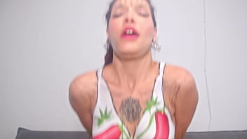 Novinha safada chegou toda pintada e sentou na piroca do sheik