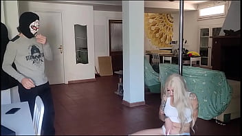 Real amateurs fuck while she do a sexy pole