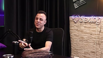 Com sua bolsinha de cobrador de onibus rei do dogging coloca monica lima na rola corno observa do outro lado da mesa e goza sem ao menos se tocar completo no red