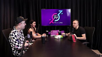 Com sua bolsinha de cobrador de onibus rei do dogging coloca monica lima na rola corno observa do outro lado da mesa e goza sem ao menos se tocar completo no red