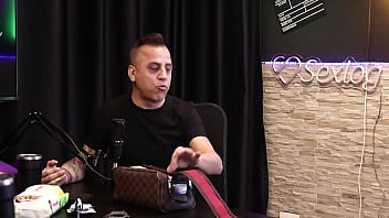 Com sua bolsinha de cobrador de onibus rei do dogging coloca monica lima na rola corno observa do outro lado da mesa e goza sem ao menos se tocar completo no red