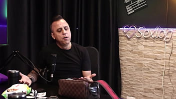 Com sua bolsinha de cobrador de onibus rei do dogging coloca monica lima na rola corno observa do outro lado da mesa e goza sem ao menos se tocar completo no red