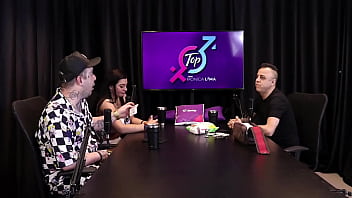 Com sua bolsinha de cobrador de onibus rei do dogging coloca monica lima na rola corno observa do outro lado da mesa e goza sem ao menos se tocar completo no red