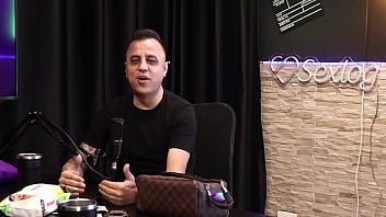 Com sua bolsinha de cobrador de onibus rei do dogging coloca monica lima na rola corno observa do outro lado da mesa e goza sem ao menos se tocar completo no red