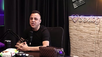 Com sua bolsinha de cobrador de onibus rei do dogging coloca monica lima na rola corno observa do outro lado da mesa e goza sem ao menos se tocar completo no red