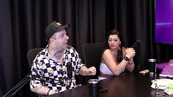 Com sua bolsinha de cobrador de onibus rei do dogging coloca monica lima na rola corno observa do outro lado da mesa e goza sem ao menos se tocar completo no red