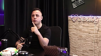 Com sua bolsinha de cobrador de onibus rei do dogging coloca monica lima na rola corno observa do outro lado da mesa e goza sem ao menos se tocar completo no red