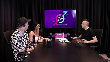 Com sua bolsinha de cobrador de onibus rei do dogging coloca monica lima na rola corno observa do outro lado da mesa e goza sem ao menos se tocar completo no red