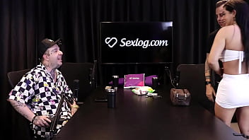 Com sua bolsinha de cobrador de onibus rei do dogging coloca monica lima na rola corno observa do outro lado da mesa e goza sem ao menos se tocar completo no red