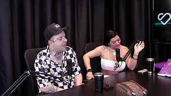 Com sua bolsinha de cobrador de onibus rei do dogging coloca monica lima na rola corno observa do outro lado da mesa e goza sem ao menos se tocar completo no red