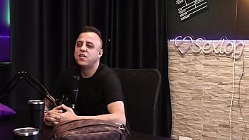 Com sua bolsinha de cobrador de onibus rei do dogging coloca monica lima na rola corno observa do outro lado da mesa e goza sem ao menos se tocar completo no red