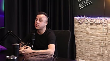 Com sua bolsinha de cobrador de onibus rei do dogging coloca monica lima na rola corno observa do outro lado da mesa e goza sem ao menos se tocar completo no red