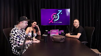 Com sua bolsinha de cobrador de onibus rei do dogging coloca monica lima na rola corno observa do outro lado da mesa e goza sem ao menos se tocar completo no red