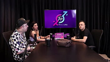 Com sua bolsinha de cobrador de onibus rei do dogging coloca monica lima na rola corno observa do outro lado da mesa e goza sem ao menos se tocar completo no red