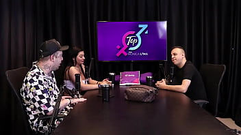 Com sua bolsinha de cobrador de onibus rei do dogging coloca monica lima na rola corno observa do outro lado da mesa e goza sem ao menos se tocar completo no red