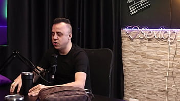 Com sua bolsinha de cobrador de onibus rei do dogging coloca monica lima na rola corno observa do outro lado da mesa e goza sem ao menos se tocar completo no red