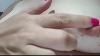 Ivana erectando sus pezones