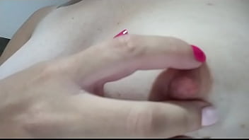 Ivana erectando sus pezones